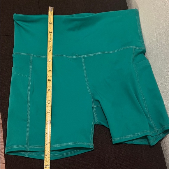 #1057+ Daisy Fuentes Sport Short - Picture 3 of 6